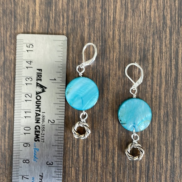 HAND CRAFTED EARRINGS Turquoise Colored Shell Disks Silver Decorative Rings - Picture 3 of 12